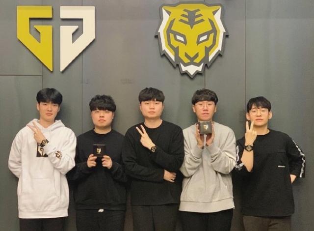 区完成得分 区完成得分